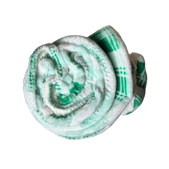 NWT Pet Shoppe Green and White Blanket & Toy Bone with Squeaker Set - Picture 9 of 10